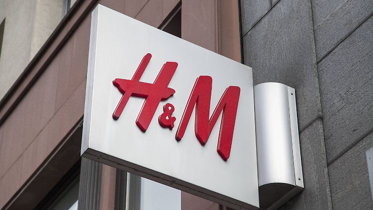 Seit zwei Jahren bleibt immer mehr Kleidung in den H&M-Läden liegen.