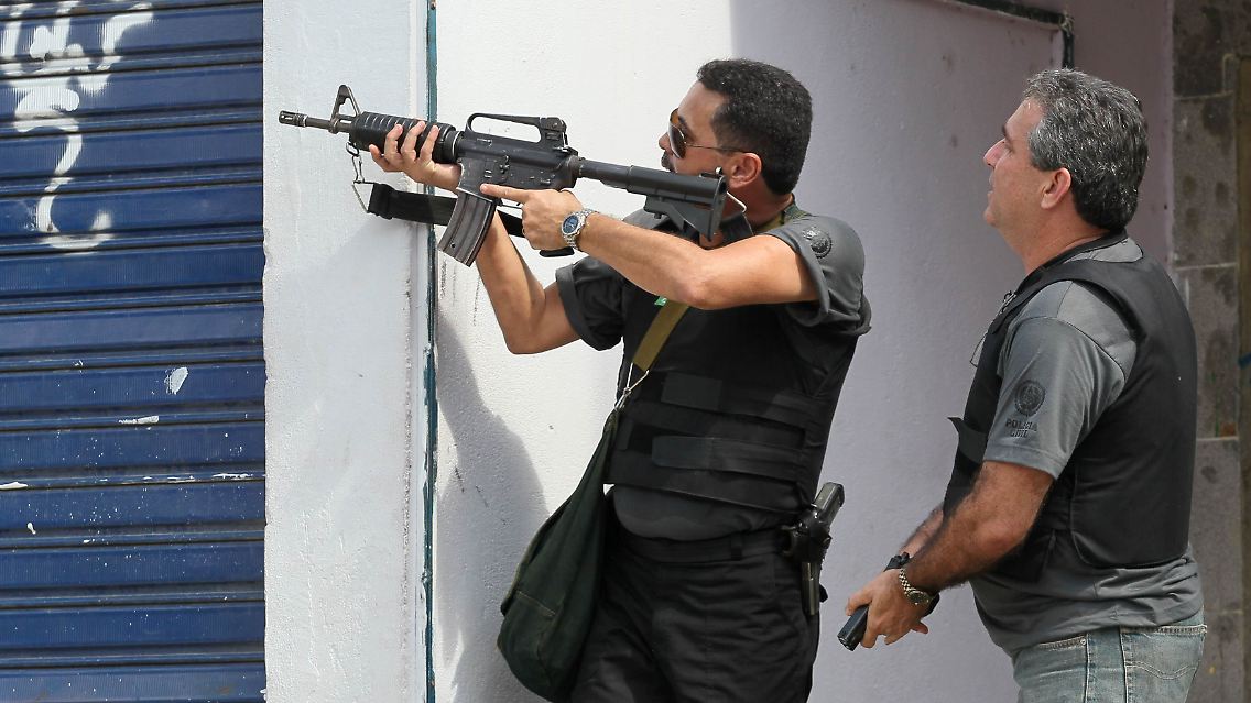 2010-11-26T123432Z_01_RJO03_RTRMDNP_3_BRAZIL-RIO-VIOLENCE.JPG73821973168637157.jpg