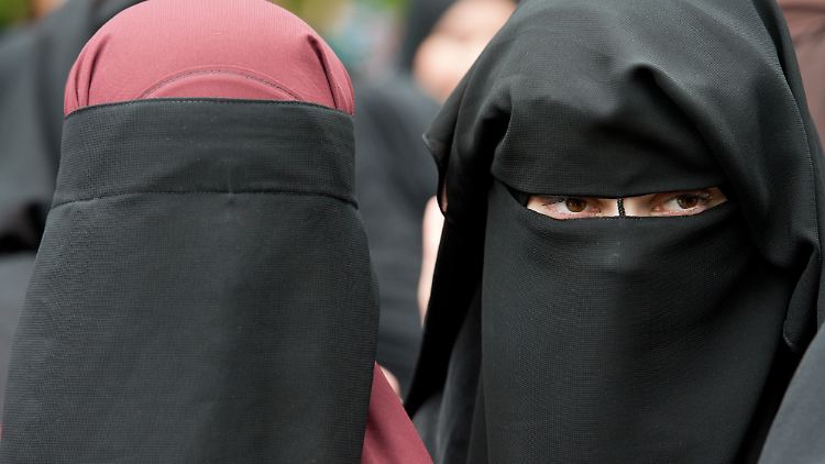 Frauen auf einer Kundgebung des radikalen Salafistenpredigers Pierre Vogel in Offenbach am Main im Juni 2014.
