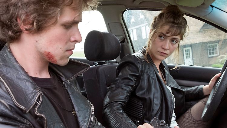 Paula (Sophie Pfenningstorf) benutzt Vincent (Jordan Dwyer) für ihre ganz eigenen Zwecke.