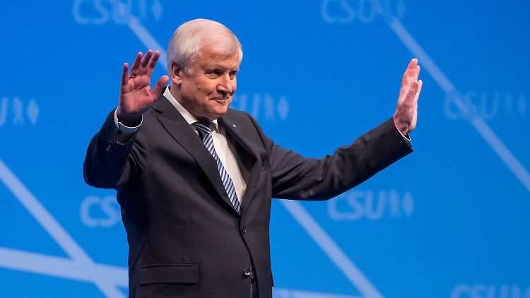 Im Amt bestätigt - mit seinem bislang schlechtesten Ergebnis: CSU-Chef Horst Seehofer.