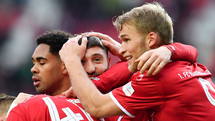 Freude nach Nürnbergs Eigentor: Kaiserslauterns Brandon Borrello lässt sich in die Mitte nehmen und jubelt mit Sebastian Andersson und Phillipp Mwene über seine Vorbereitung zum 1:1.