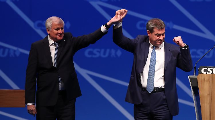 Der alte und der neue bayerische Ministerpräsident: Seehofer und Söder.