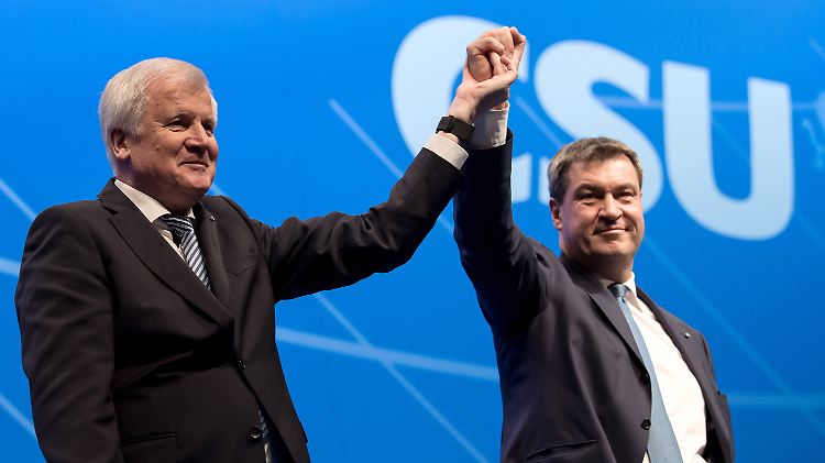 Seehofer bringt Söder in Siegerpose.