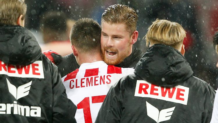 An mein Herz: Kölns Torhüter Timo Horn drückt den Torschützen Christian Clemens.