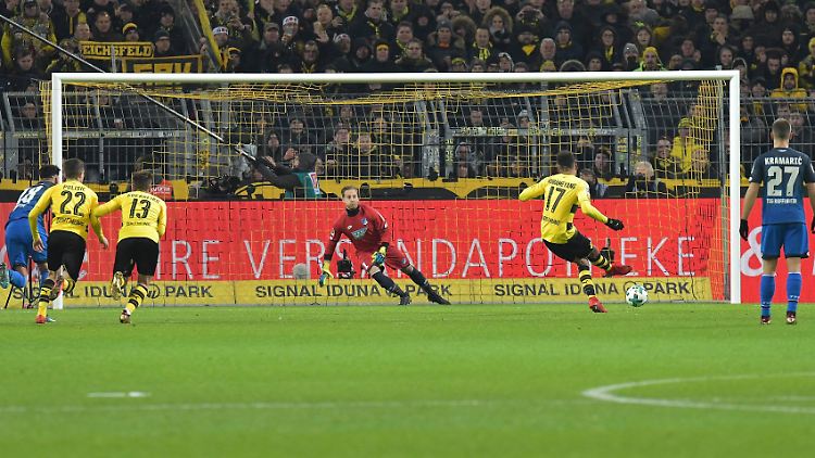 Aubameyang schickt TSG-Keeper Baumann in die falsche Ecke. Der Beginn der Wende für den BVB.