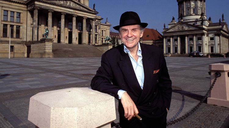 Harald Juhnke am Berliner Gendarmenmarkt: Der Entertainer und die Hauptstadt sollen die Stars der Verfilmung sein.