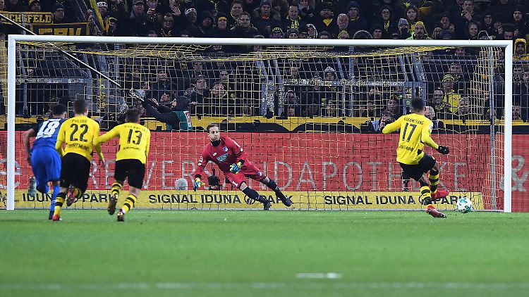 Pierre-Emerick Aubameyang schießt einen Elfmeter zum 1:1.