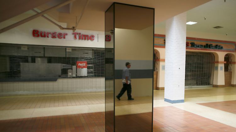 Während hier früher reges Treiben herrschte, wirkt die Carousel Shopping Mall in Kalifornien heute wie eine Geisterstadt.