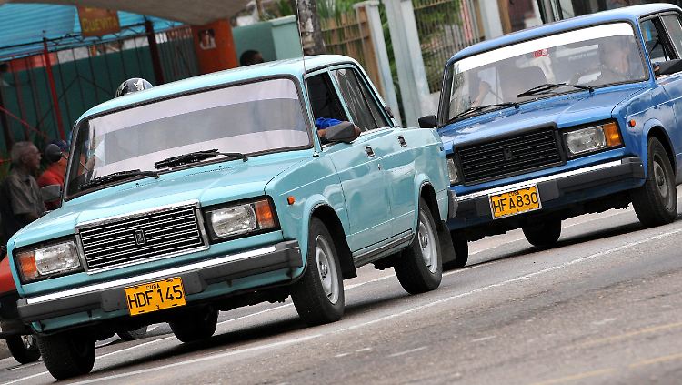 Neben amerikanischen Oldtimern rollen auch russische Klassiker über Kubas Straßen - wie hier der kultige Lada 2107.