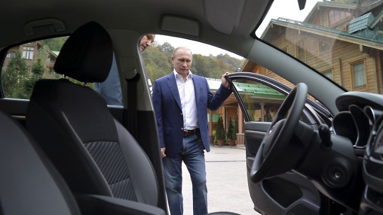Auch Russlands Präsident Wladimir Putin ist überzeugt von dem neuen Lada Modell "Vesta".