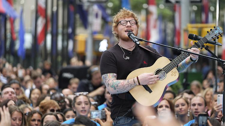 Heute muss sich Popsänger Ed Sheeran keine Sorgen mehr über zu Wurfgeschossen umfunktionierte Flaschen auf seinen Konzerten machen.