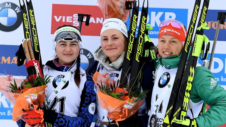 Was sehen wir? Die Zweitplatzierte Irina Krjuko aus Weißrussland, die Siegerin Justine Braisaz aus Frankreich und die Drittplatzierte Laura Dahlmeier aus Deutschland stehen auf dem Podium.