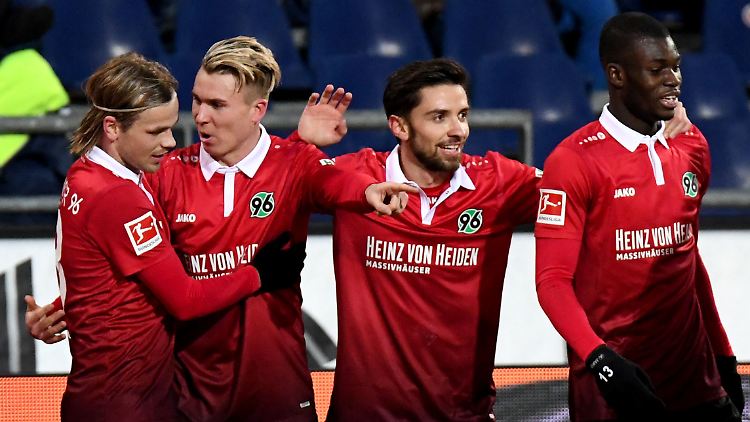Hannovers Felix Klaus, Zweiter von links, bejubelt sein Tor zum 3:2 gegen Bayer Leverkusen. Der Mann von uns aus gesehen rechts  neben ihm ist  Julian Korb. Er erzielte das 4:4.
