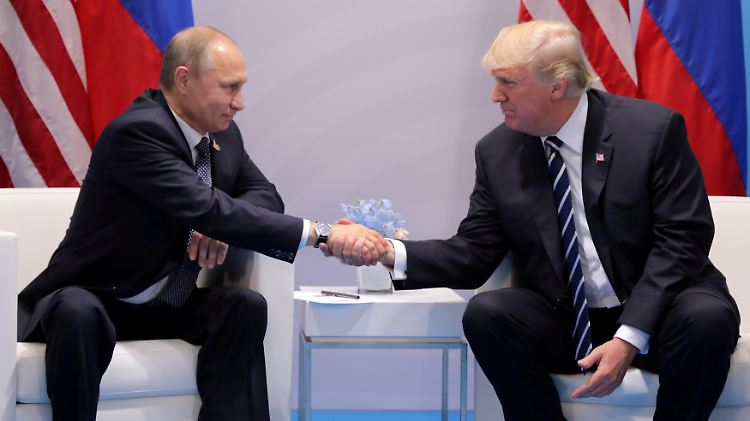 Präsidialer Handshake: Wladimir Putin dankt Donald Trump.