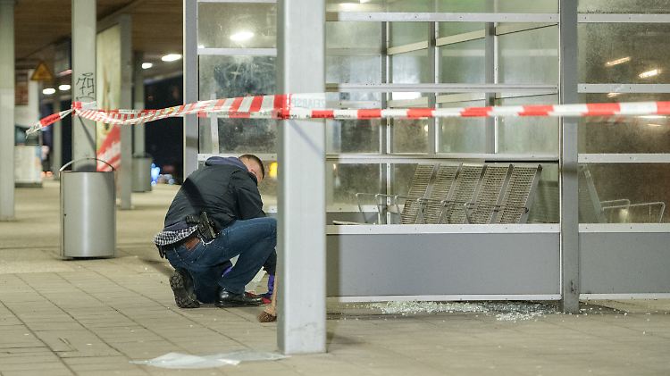 Ein Entschärfer der Polizei untersucht den Ort der Explosion am S-Bahnhof Veddel.
