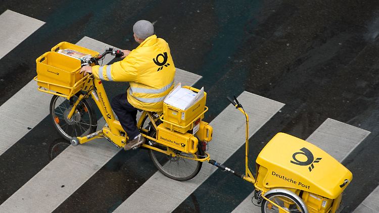 E-Mails, WhatsApp und Facebook werden in der privaten Kommunikation immer wichtiger als Briefe.