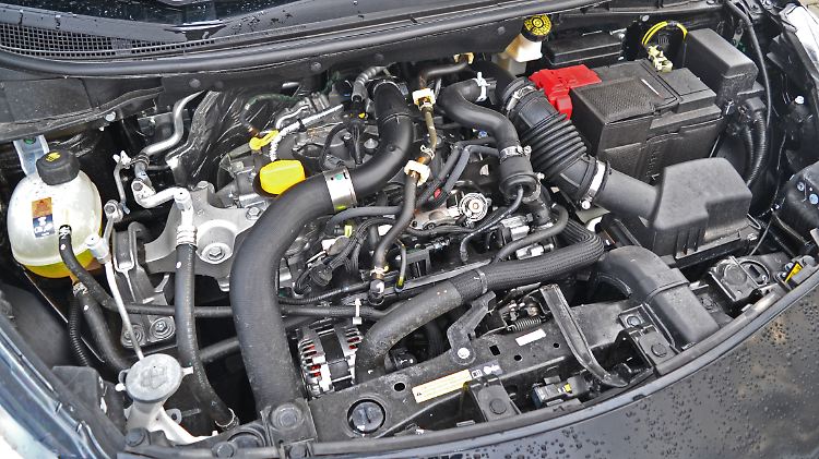 Im Nissan Micra darf der Motor noch ein Motor sein. Keine Abdeckung verhindert den Blick auf den Dreizylinder.