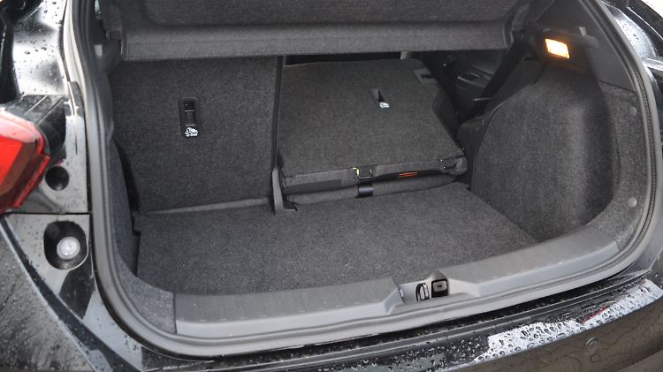 Der Kofferraum des Nissan Micra bietet 360 Liter Stauraum. Beim Umlegen der Rückbank entsteht jedoch eine arge Stufe.