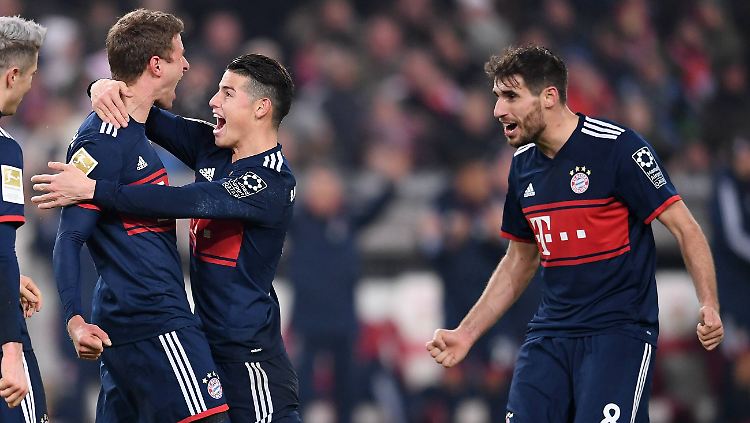 Champagnerfußball? Nun ja. Thomas Müller, James Rodriguez und Javier Martínez freuen sich dennoch über den Sieg in Stuttgart.