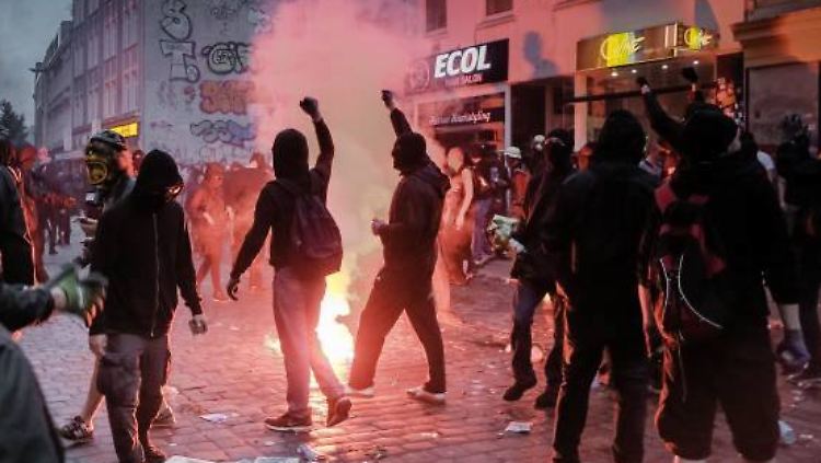 Vor allem im Schanzenviertel gibt es während des G20-Gipfels im Sommer 2017 Krawalle. Unter den Randalierern soll auch ein Polizist gewesen sein.