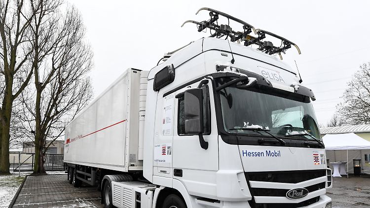 Ein Prototyp der neuen Oberleitungs-Lastwagen. So werden die LKW künftig aussehen, wenn sie über den eHighway in Hessen fahren.