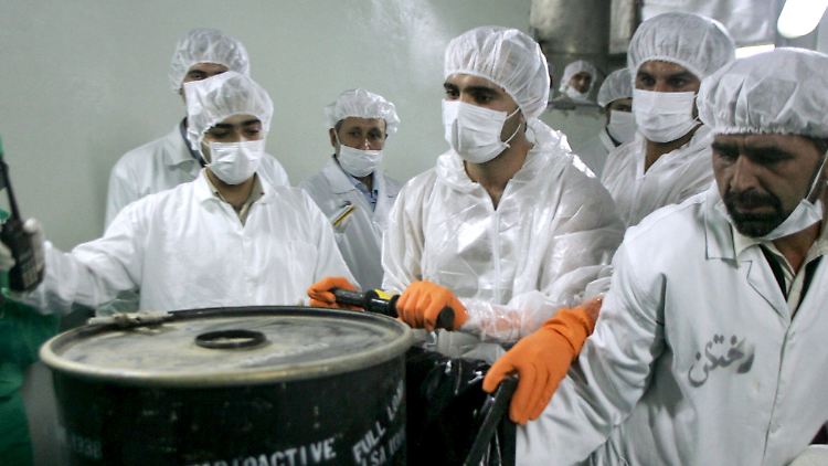 Iranische Atomwissenschaftler bei der Arbeit.