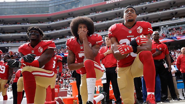 Ein Kniefall, der um die Welt geht: Colin Kaepernick bei den San Francisco 49ers.