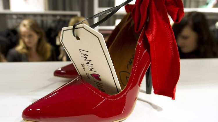 Es gibt Firmen, die den Schuhtick einiger Frauen aktiv unterstützen, indem sie Schuhe günstiger anbieten!