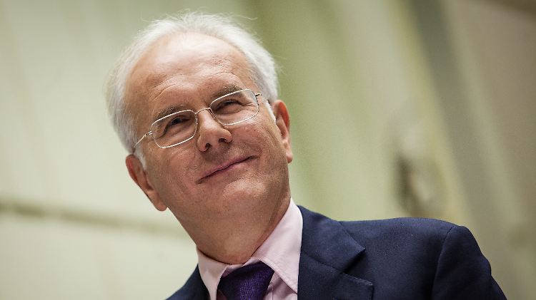 Man sieht ihn meistens lächeln. Doch Entertainer Harald Schmidt musste offenbar jahrelang die Bedrohung eines Stalkers ertragen.