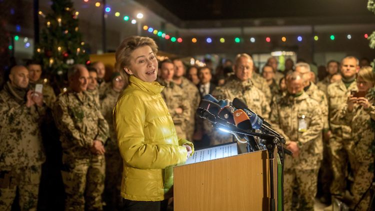 Von der Leyen (in gelb) besucht die Soldaten (in grün) in Afghanistan.
