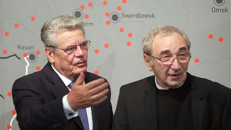 Roginski und der damalige Bundespräsident Gauck besuchen eine Ausstellung in Berlin.