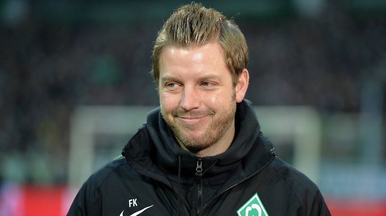 Florian Kohfeldt hat gute Laune - er bleibt Cheftrainer im Zeichen der Werder-Raute.