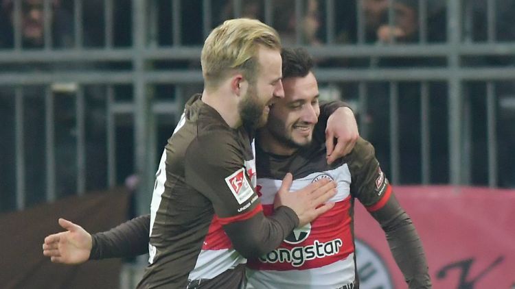 Paulis Torschütze Marc Schneider (l.) kann jubeln - die Kiez-Kicker überwintern mit fünf Punkten Vorsprung auf die Abstiegsplätze.