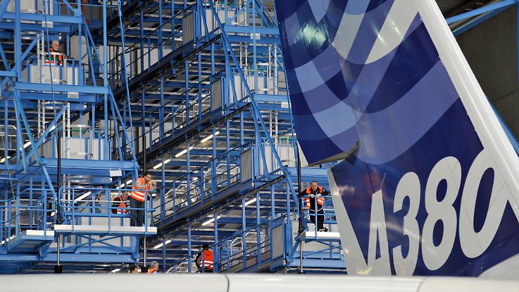 Winzig wirken die Airbus-Techniker, die von ihren Plätzen im "Airbus-Dock" das langsame Heranrollen der riesigen Passagiermaschine verfolgen.