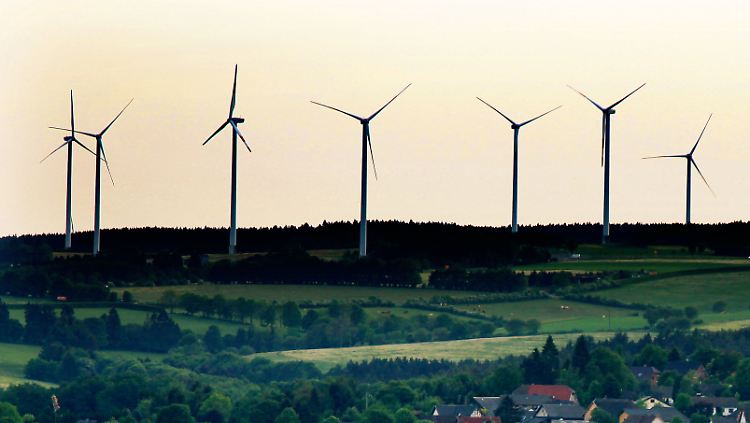 Windräder des Windparks Schöneseiffen in der Nähe von Schleiden in Nordrhein-Westfalen (Archivbild).