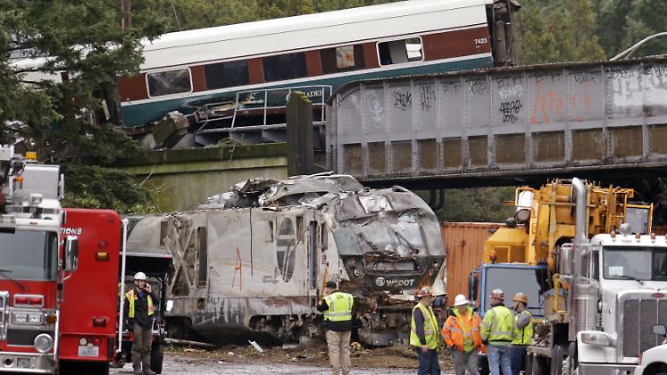 Der Zug entgleiste in einer Kurve nahe der Stadt DuPont, mehrere Waggons stürzten von der Eisenbahnbrücke auf eine Schnellstraße.