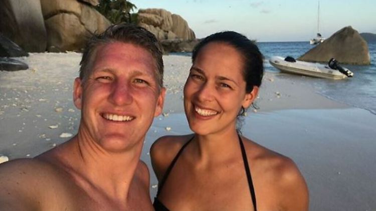 Bastian Schweinsteiger kann nicht klagen, seine Liebste Ana Ivanovic macht im Negligé eine hervorragende Figur.