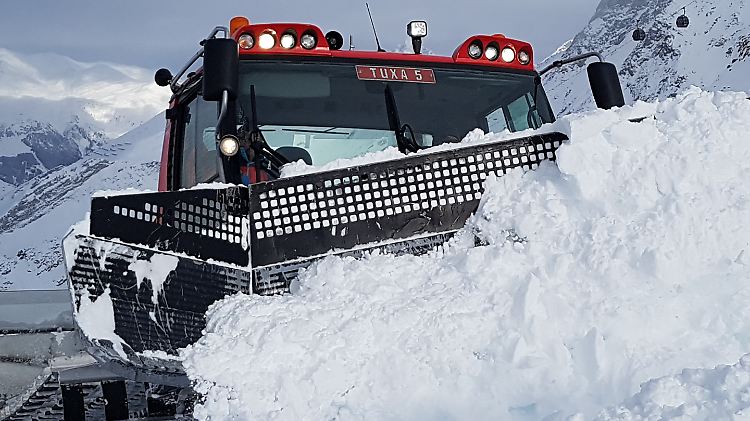 400 PS starke Kundendienstleister: Pistenbullys auf dem Hintertuxer Gletscher.