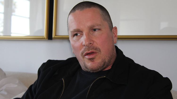 Er hat doch wirklich ein Doppelkinn: Christian Bale.