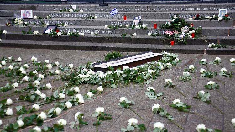 Der Riss soll eine Wunde symbolisieren, die vermutlich nie verheilen wird. Auf den Stufen sind die Namen der ermordeten Menschen zu lesen.