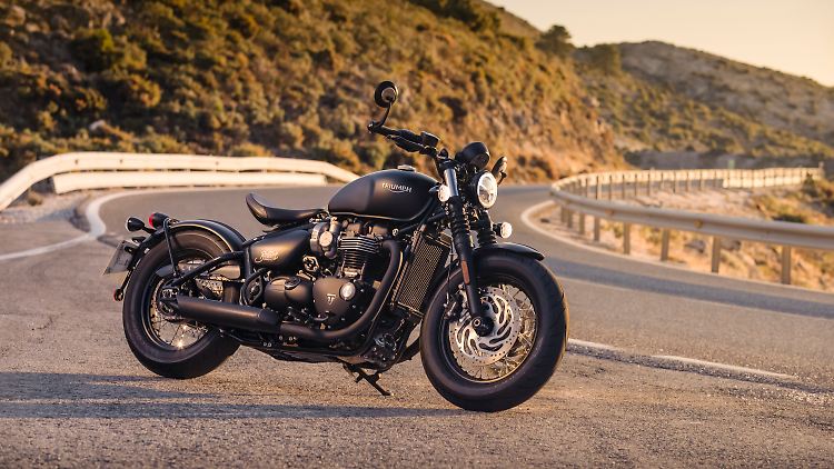 Mit der Bonneville Bobber Black bedient Triumph gleich drei Trends.