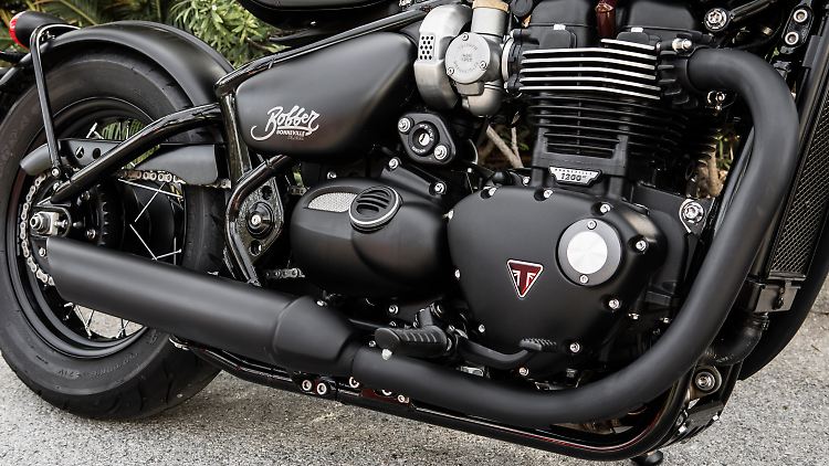 Der Briten-Twin mit Kühlrippen und zwei knackig-kurze Schalldämpfer dominieren das Zentrum der Bonneville Bobber Black.