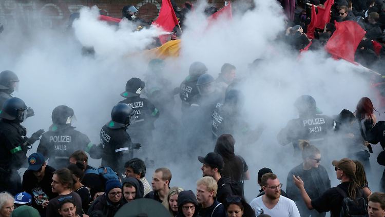 Den meisten mutmaßlichen Straftätern werden gefährliche Körperverletzung, schwerer Landfriedensbruch oder Brandstiftung vorgeworfen.