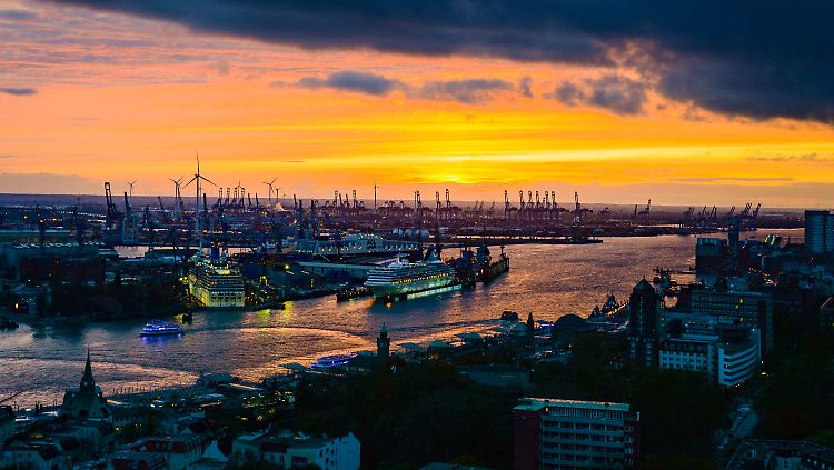 Blick auf den Hamburger Hafen. Damit die großen "Pötte" dort auch in Zukunft reinfahren können, soll die Elbe schon seit Jahren vertieft und verbreitert werden. 