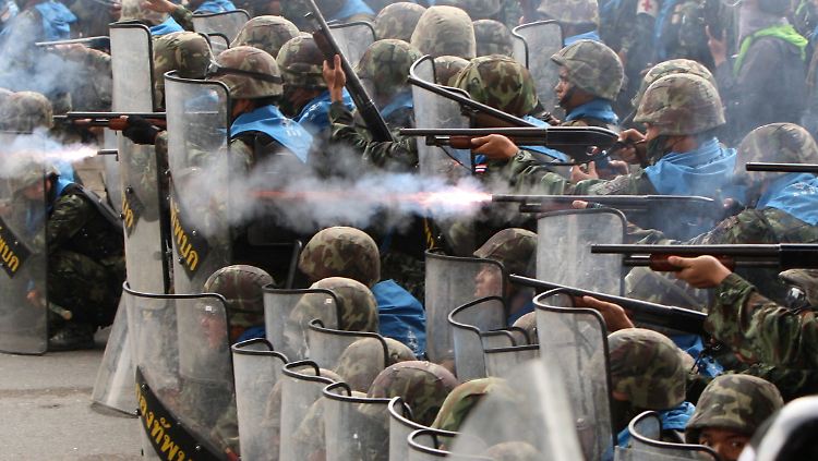 Hier setzt die Armee in Bangkok bei Protesten Gummigeschosse ein.