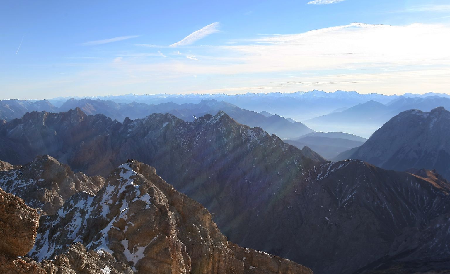 550.000 Menschen besuchen jedes Jahr die bayerische Zugspitze bei Garmisch-Partenkirchen. Nach dem Neubau der Seilbahn hoffen Betreiber sogar auf bis zu 600.000 Besucher. An schönen Tagen schieben sich die Gäste im Gedränge über die Aussichtsplattform, um das Panorama zu genießen.