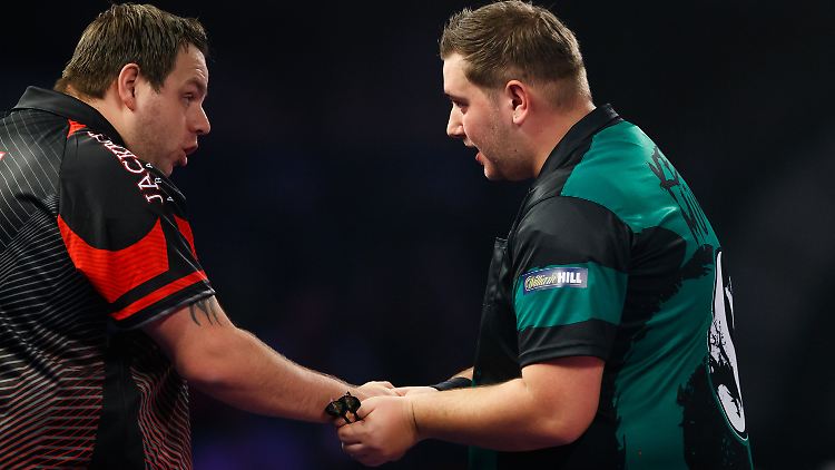 Der zweifache Weltmeister Adrian Lewis (l.) ist ein fairer Gratulant - Kevin Münch lässt sich feiern.