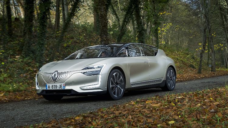 Noch kann der Renault Symbioz nicht selbständig durch herbstliche Landschaften fahren. Aber lange wird es nicht mehr dauern.