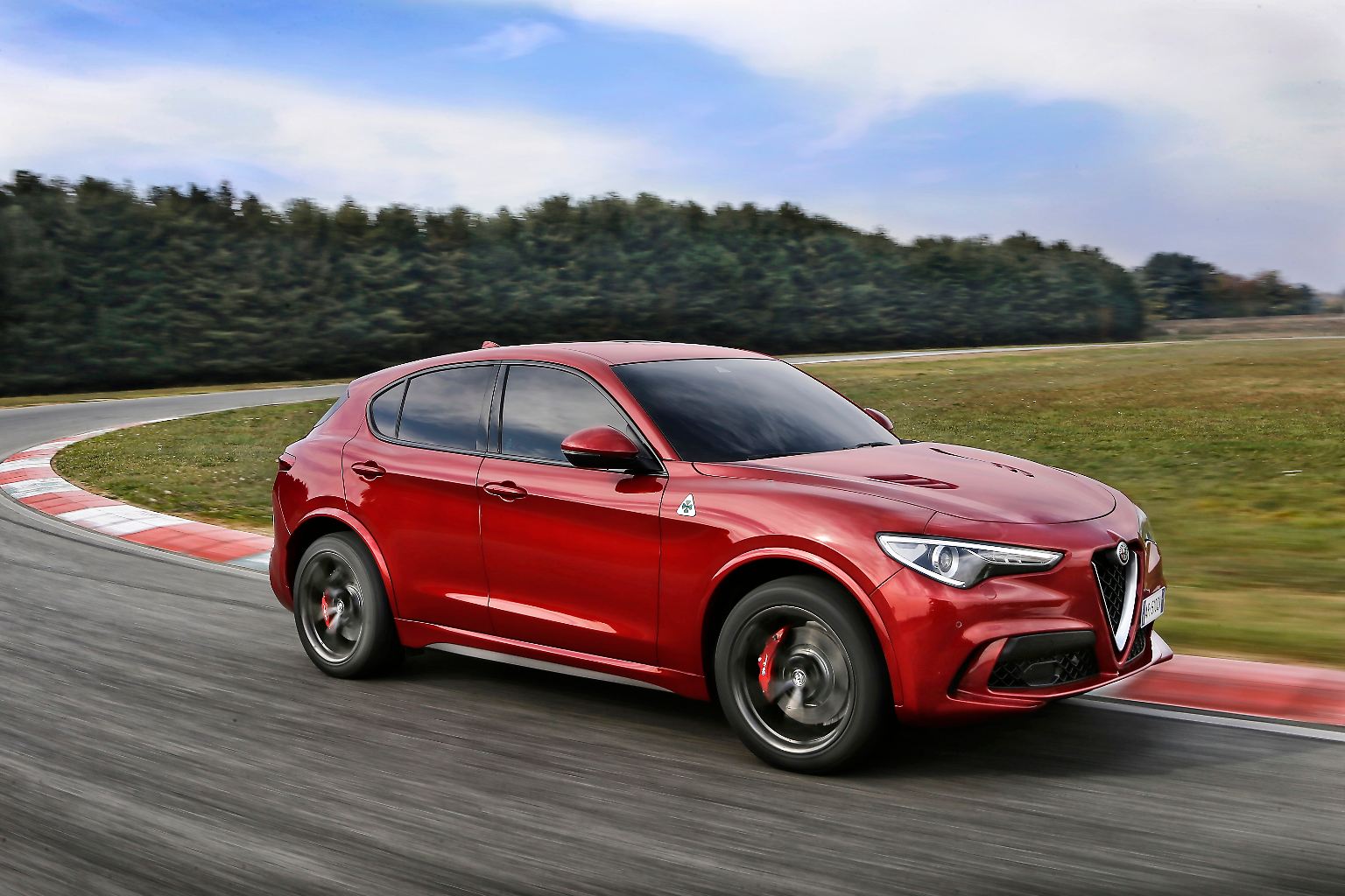 Auch im kommenden Jahr kämpfen die Autohersteller wieder mit vielen Neuheiten um Wachstum und Marktanteile. Im Mittelpunkt der Produktoffensiven stehen weiterhin die SUV. Aber auch sportliche, elektrische oder geländetaugliche Leckerbissen kommen neu auf den Markt. Nachfolgend eine Übersicht der wichtigsten Neuheiten von Alfa bis Volvo.